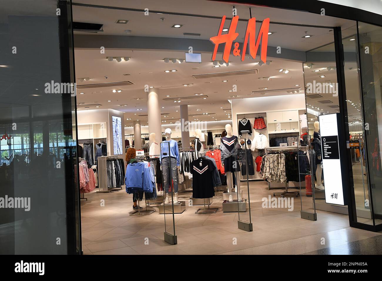 H m store 2018 hi res stock photography and images Page 3 Alamy