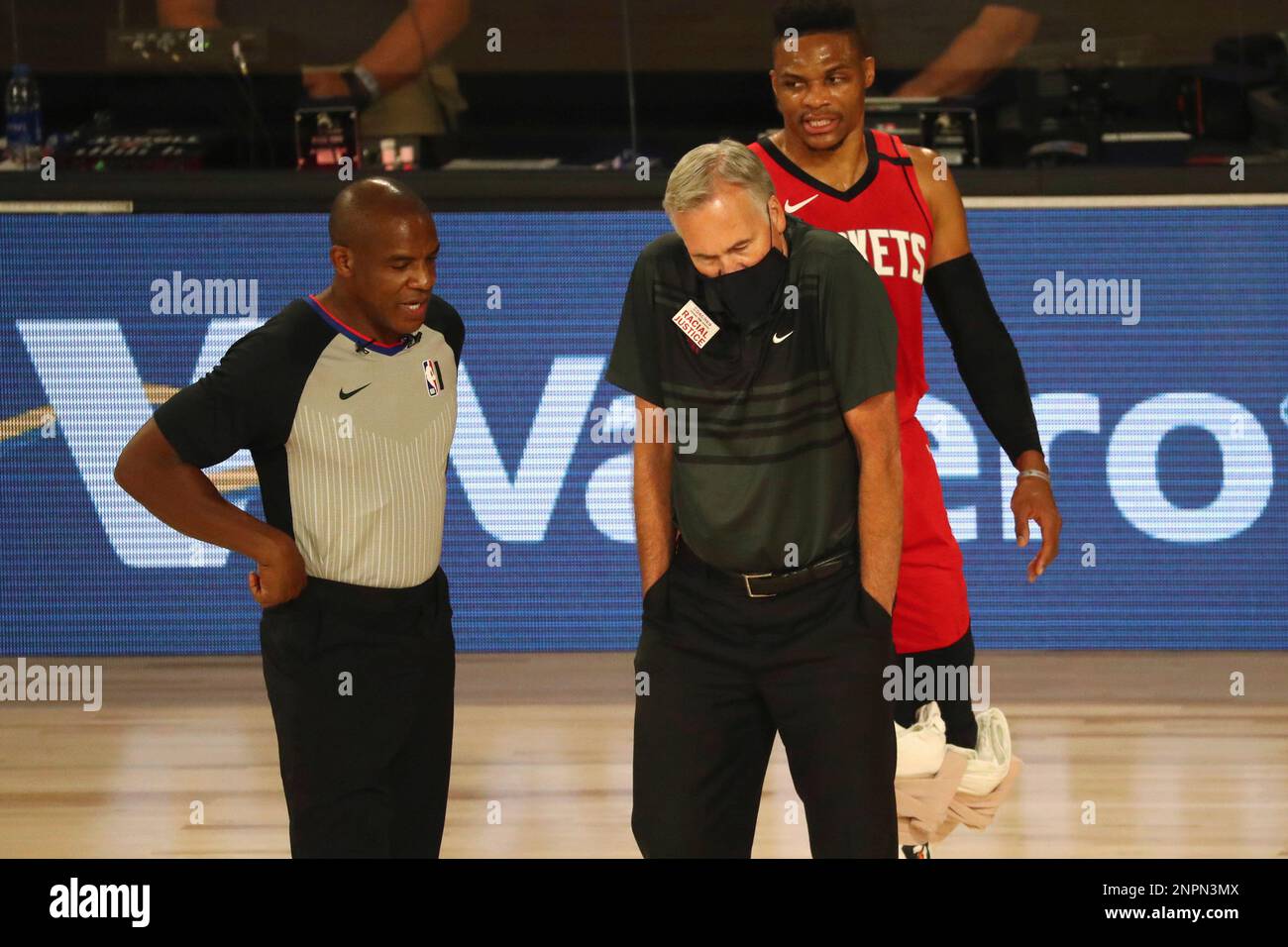 Houston Rockets head coach Mike D'Antoni talks to an NBA official ...