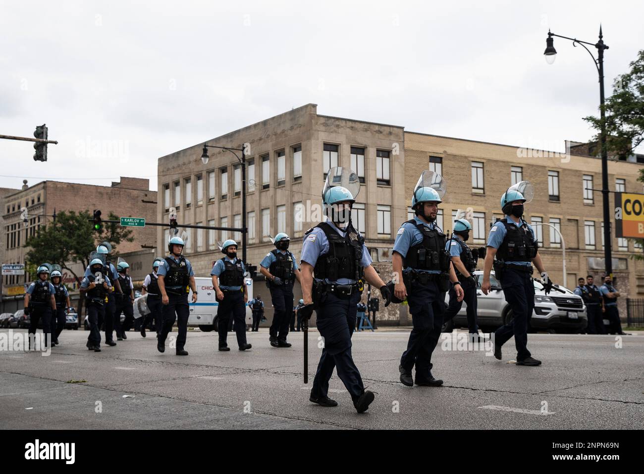 Chicago police officers respond to rioting near West Madison Street and ...