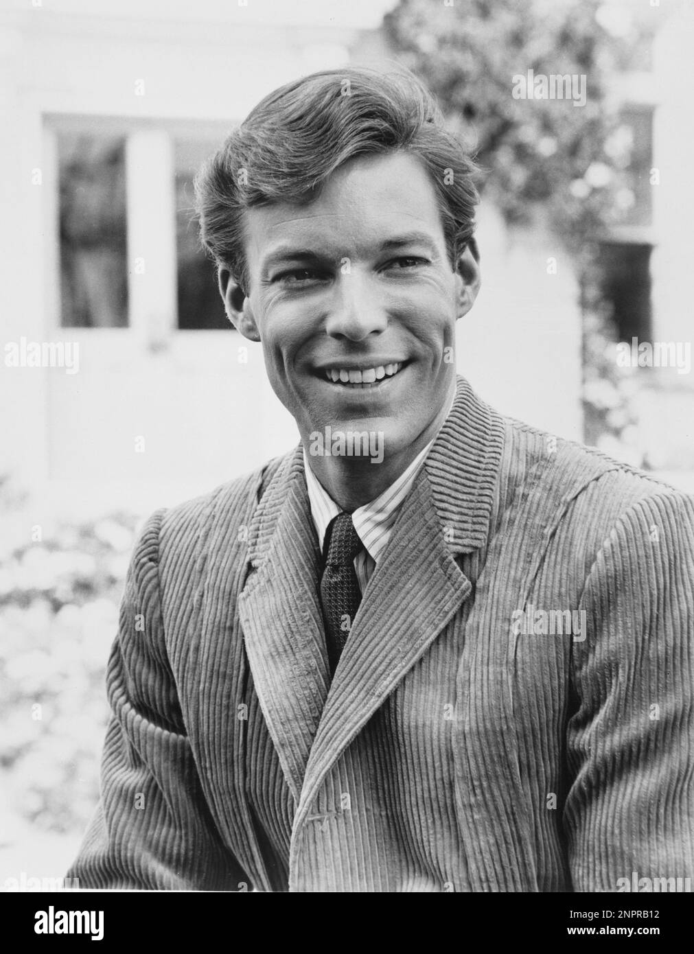 1963 ca.  : The actor RICHARD CHAMBERLAIN ( born 31 march 1934 , Beverly Hills , Los Angeles ) in Tv Series Dr. KILDARE ( 1961 - 1966 ) by Jack Arnold  - MOVIE - FILM - CINEMA - TELEVISION - TELEVISIONE - ritratto - portrait - smile - sorriso - velluto - velvet - tie - cravatta  - GAY - homosexuality - homosexual - omosessuale - omosessualità ----  Archivio GBB Stock Photo