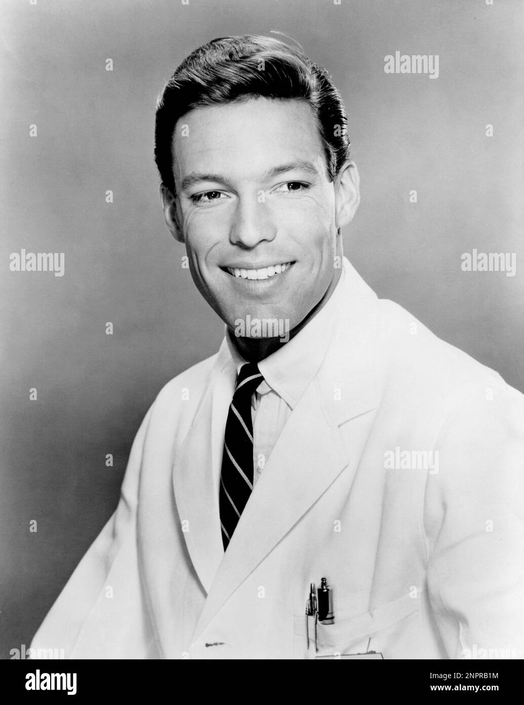 1963 ca.  : The actor RICHARD CHAMBERLAIN ( born 31 march 1934 , Beverly Hills , Los Angeles ) in Tv Series Dr. KILDARE ( 1961 - 1966 ) by Jack Arnold  - MOVIE - FILM - CINEMA - TELEVISION - TELEVISIONE - ritratto - portrait - smile - sorriso - velluto - velvet - tie - cravatta  - collar - colletto - penn - biro - stilografica - camice da dottore - medico - GAY - homosexuality - homosexual - omosessuale - omosessualità ----  Archivio GBB Stock Photo