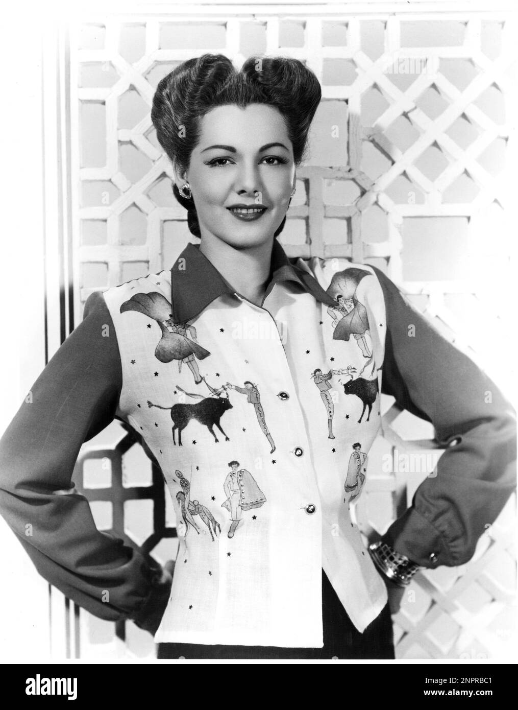 1944 ca. , USA : The celebrated actress MARIA MONTEZ ( 1917 - 1951 ) in a pubblicity still . - MOVIE - FILM - CINEMA - serpente - serpent - DIVA - DIVINA -  FASHION - ANNI QUARANTA - 40's - '40 - camicia - shirt - torero - corrida - orecchini - orecchino - cuore - heart - clips - earrings - jewels - gioiello - gioielli - smile - sorriso - bracelet - bracciale - braccialetto ----  Archivio GBB Stock Photo