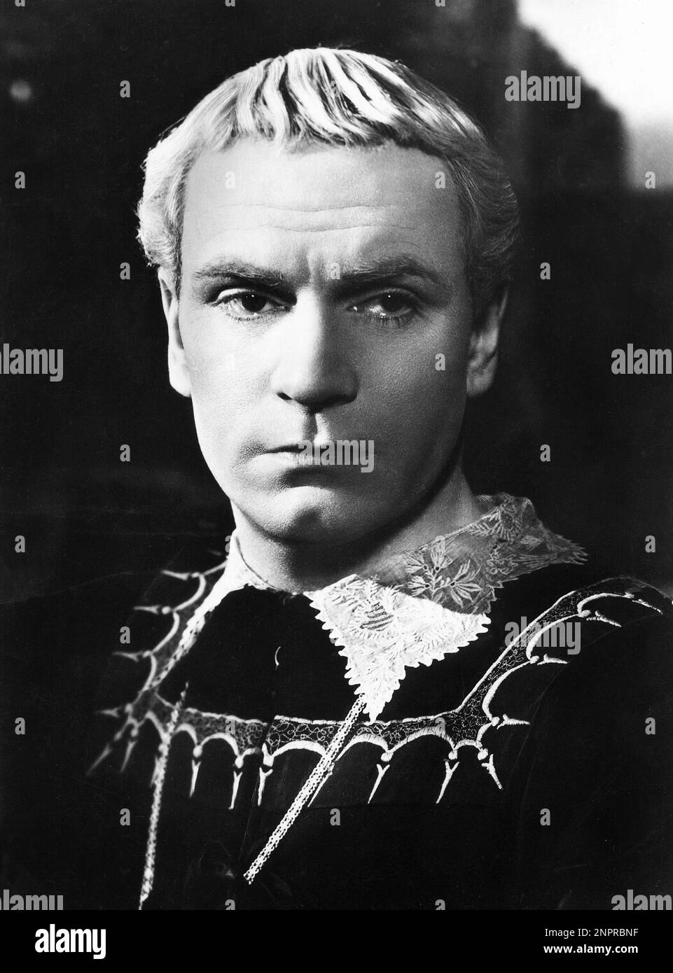 1948 : The british actor Sir LAURENCE OLIVIER ( 1907 - 1989 ) in HAMLET  ( Amleto )  by Laurence Olivier , from the play by William Shakespeare . Pubblicity still . - CINEMA - MOVIE - FILM - capelli biondi - blond hair - biondo - blond - colletto di pizzo - lace collar - tragedia - tragedy  ----  Archivio GBB Stock Photo