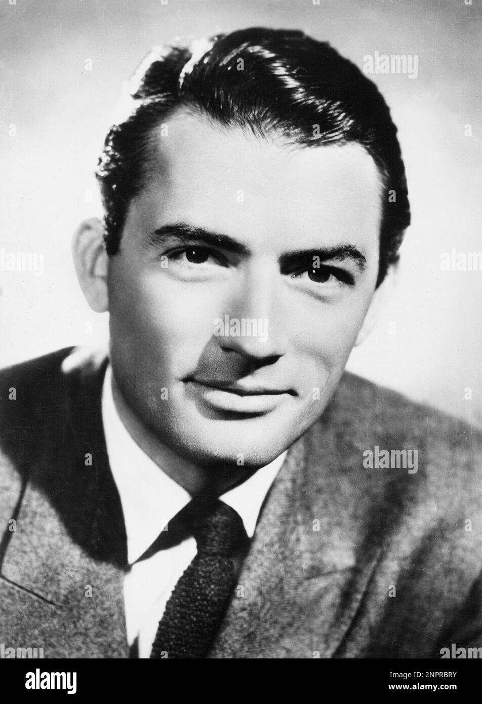 1952 c. : The movie actor GREGORY PECK ( La Jolla , CA 5 april 1916 - Los Angeles , CA 12 june 2003 ) , pubblicity still  - CINEMA - ritratto - portrait - colletto - collar - tie - cravatta ----  Archivio GBB Stock Photo