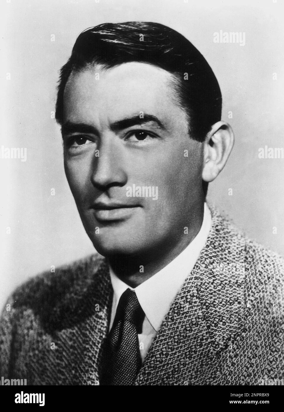 1953 c. : The movie actor GREGORY PECK ( La Jolla , CA 5 april 1916 - Los Angeles , CA 12 june 2003 ) , pubblicity still  - CINEMA - ritratto - portrait - colletto - collar - tie - cravatta ----  Archivio GBB Stock Photo