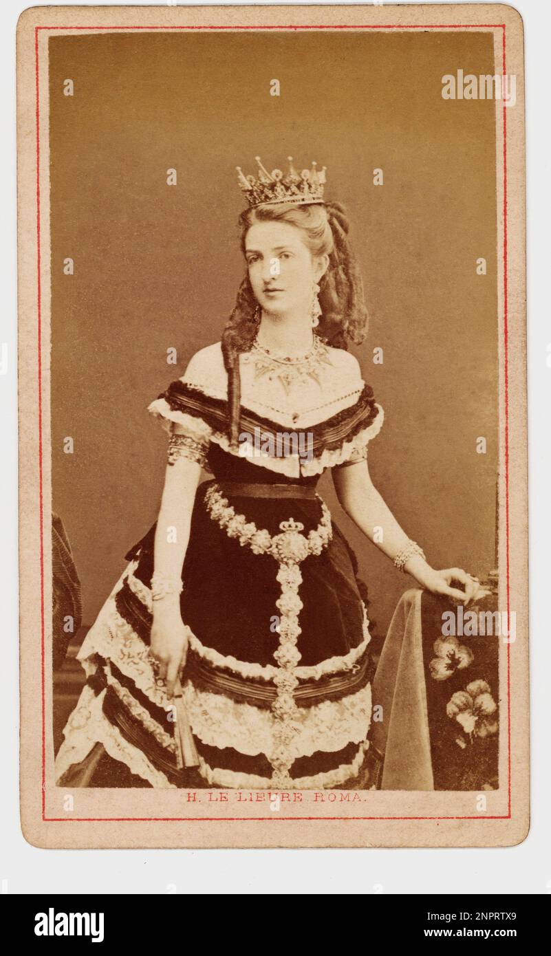 Ballo in costume hi-res stock photography and images - Alamy, image size:801x1390