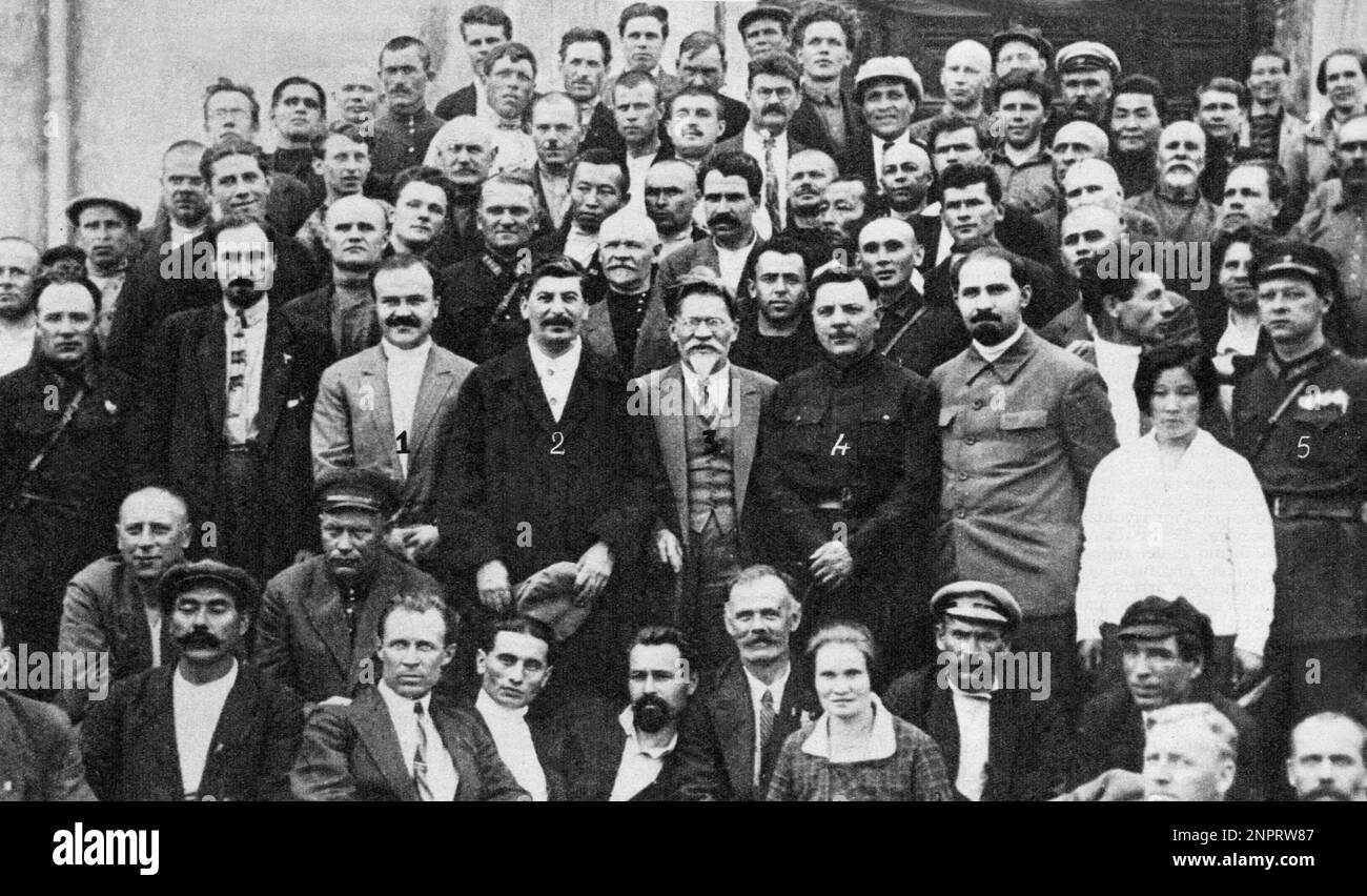 1934 ,Moskow , Russia : The comunist dictator STALIN ( born I V Dzugasvili , Josif Visarionovic , 1879 - 1953 ) with the members of Central Commitee Comunist Party  at 17 nd. Meeting . Into this group : VOROSCILOV ( 1 ), KALININ ( 3 ) , VOROSCILOV ( 4 ) , TUKACEVSKY ( 5 ) . all the people in this photo ( without Molotov , Stalin , Kalinin and Voroscilov ) was killed in the next years after the orders of Lenin - Foto storiche - history - dittatore - COMUNISMO - COMUNISM - WWII - World War 2nd - Seconda Guerra Mondiale - ritratto - ANNI TRENTA - 30's - '30 - COMUNISTI - URRSS - Comitato Centrale Stock Photo