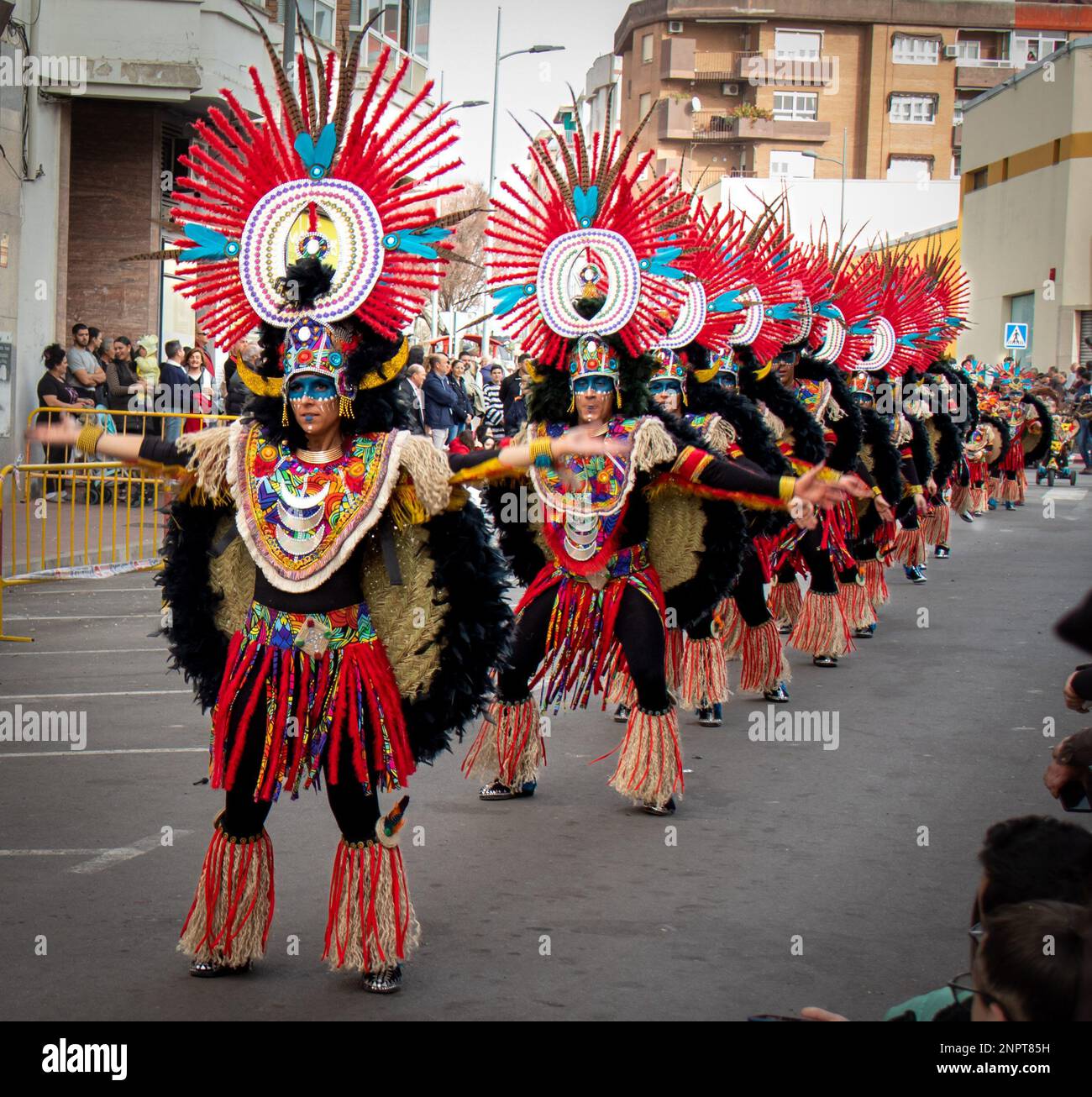Gente feliz desfilando y bailando, con disfraces abstractos y coloridos en  el desfile de Carnaval de Navalmoral de la Mata, España Stock Photo - Alamy