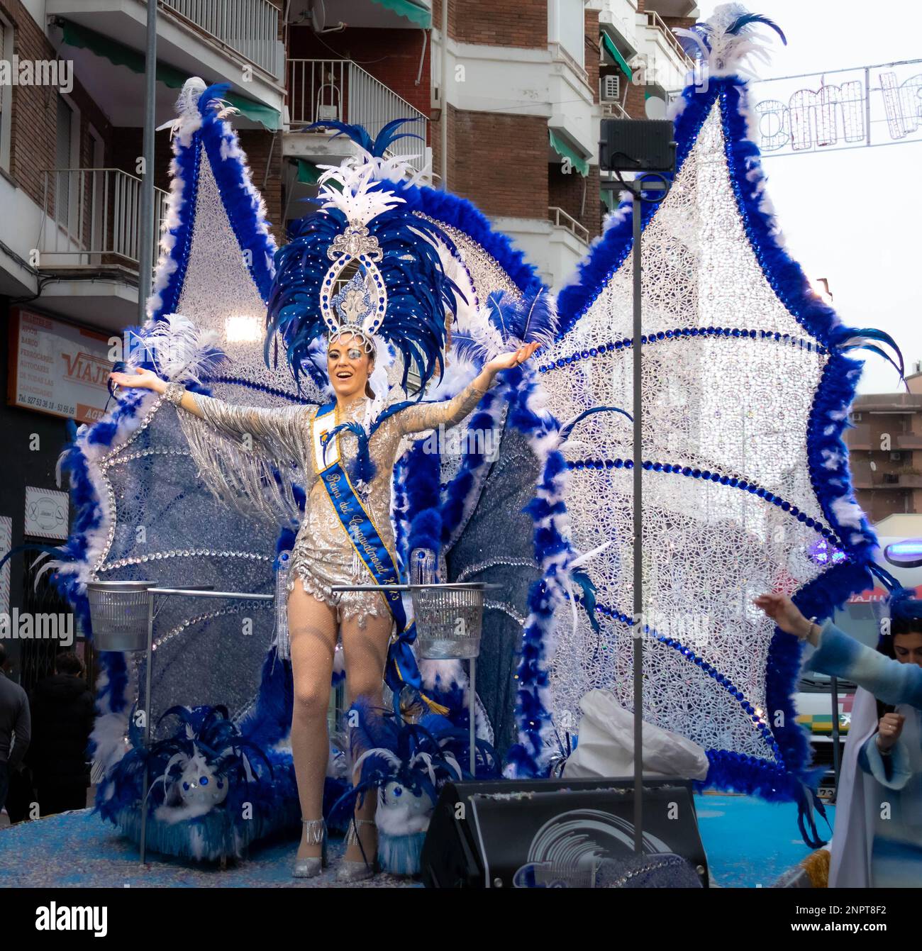 Gente feliz desfilando y bailando, con disfraces abstractos y coloridos en el desfile de Carnaval de Navalmoral de la Mata, España Stock Photo
