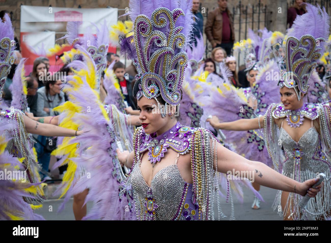 Gente feliz desfilando y bailando, con disfraces abstractos y coloridos en el desfile de Carnaval de Navalmoral de la Mata, España Stock Photo