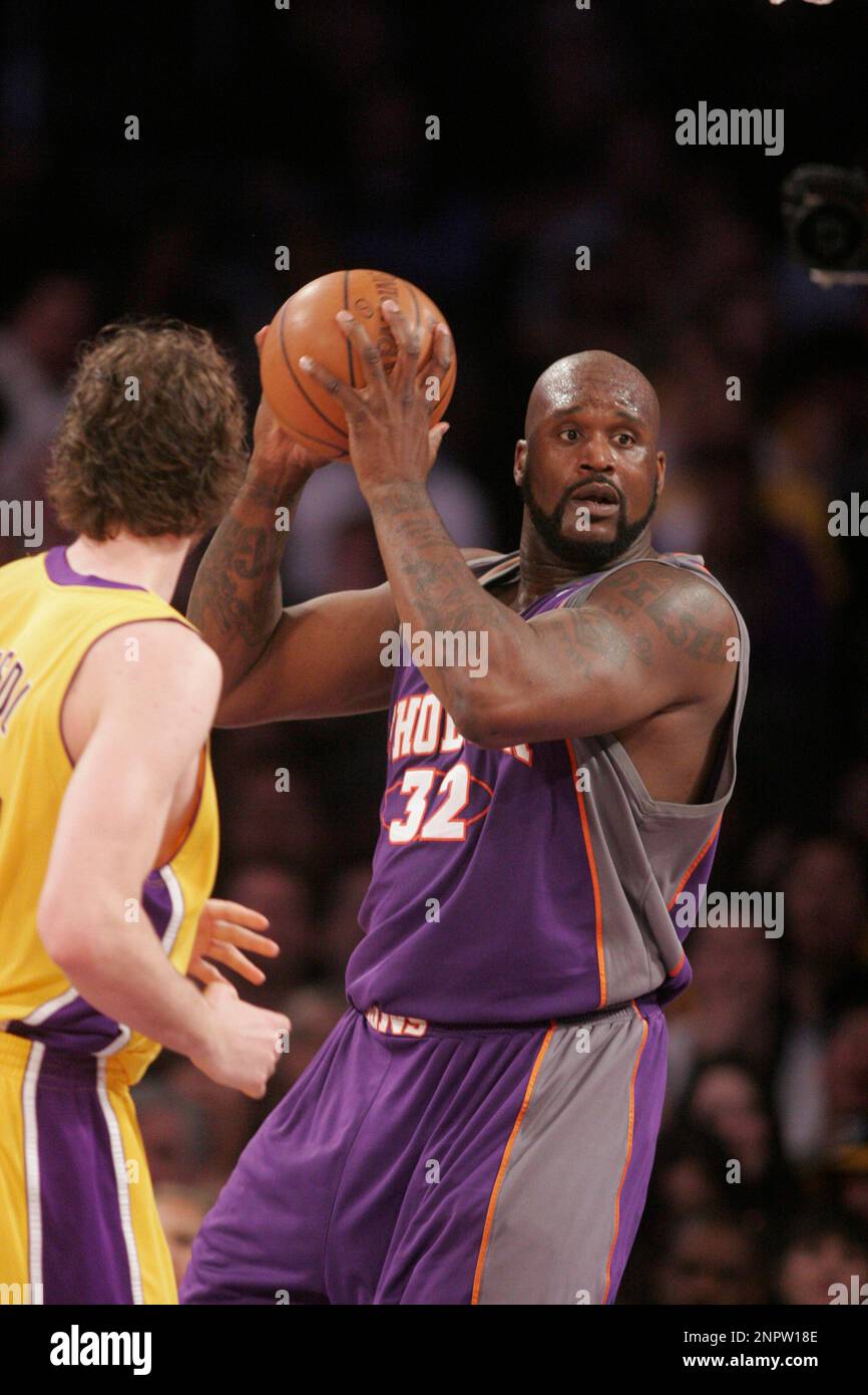 Phoenix Suns center Shaquille O'Neal (32) makes a move with the ...