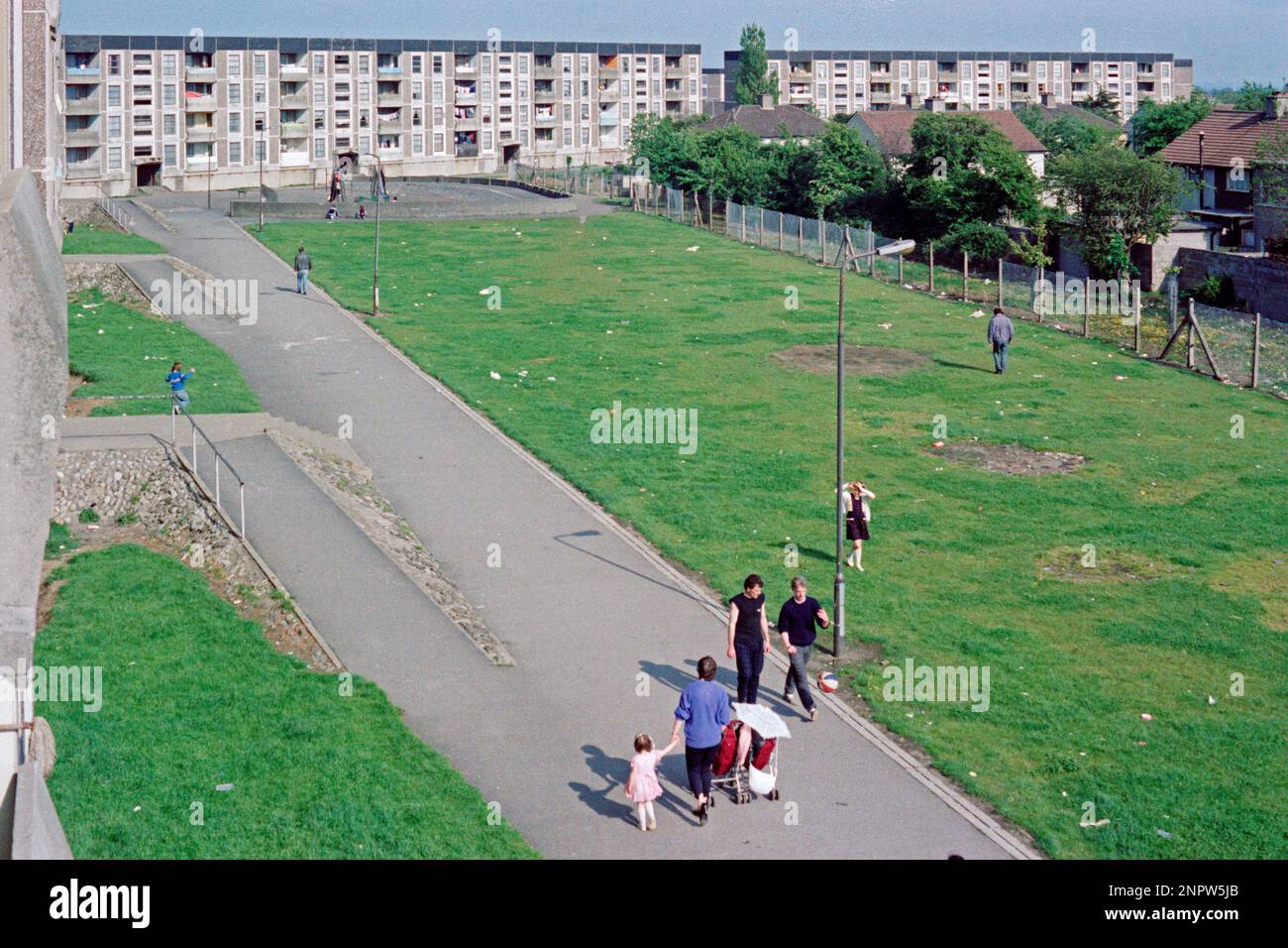 Flats, people, children, Shangan Road, Ballymun, Dublin, Republic of Ireland, June 1986 Stock Photo