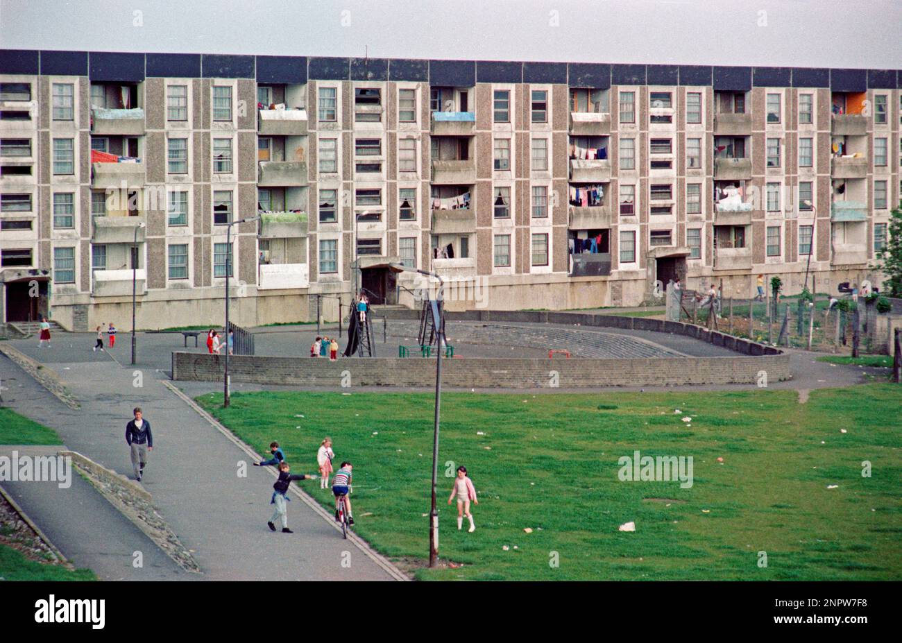 Flats, people, children, Shangan Road, Ballymun, Dublin, Republic of Ireland, June 1986 Stock Photo