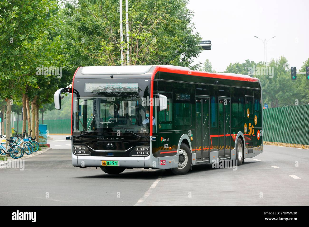 An electric L3 autonomous bus runs on its 17.4km route in Zhengzhou ...