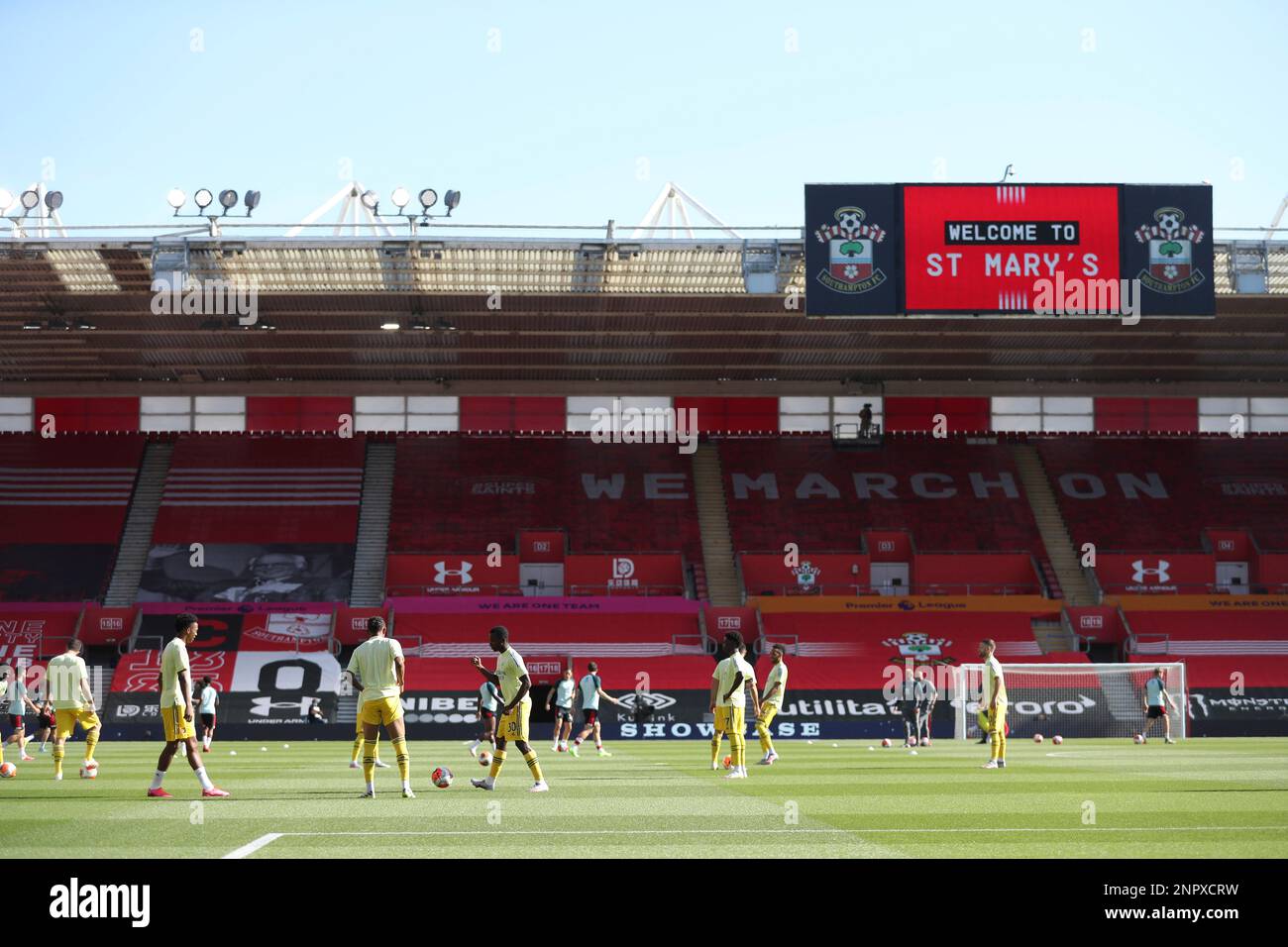 Arsenal players warm up prior of the English Premier League soccer ...