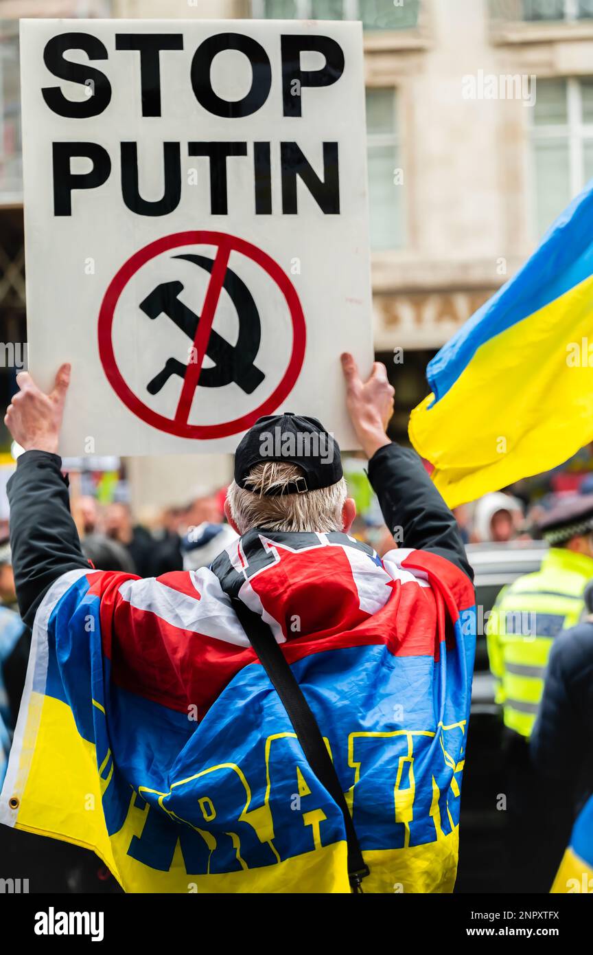 Man holding a 'Stop Putin' sign Stock Photo