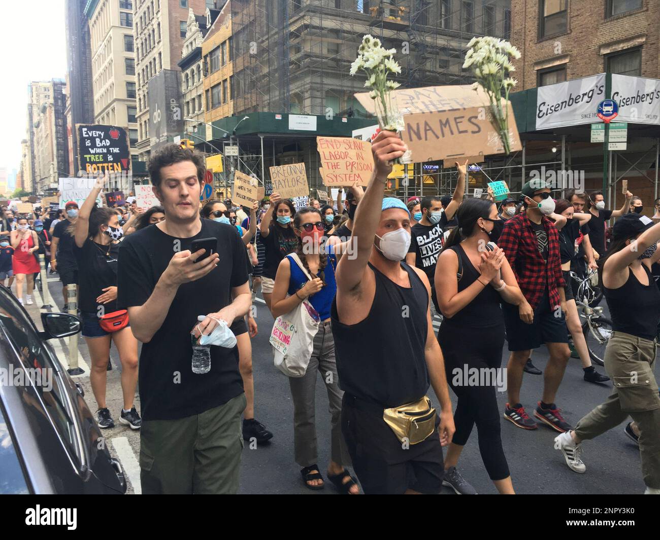 Manhattan Riot Photo by: zz/STRF/STAR MAX/IPx 2020 6/12/20 Demonstrators are seen in ...