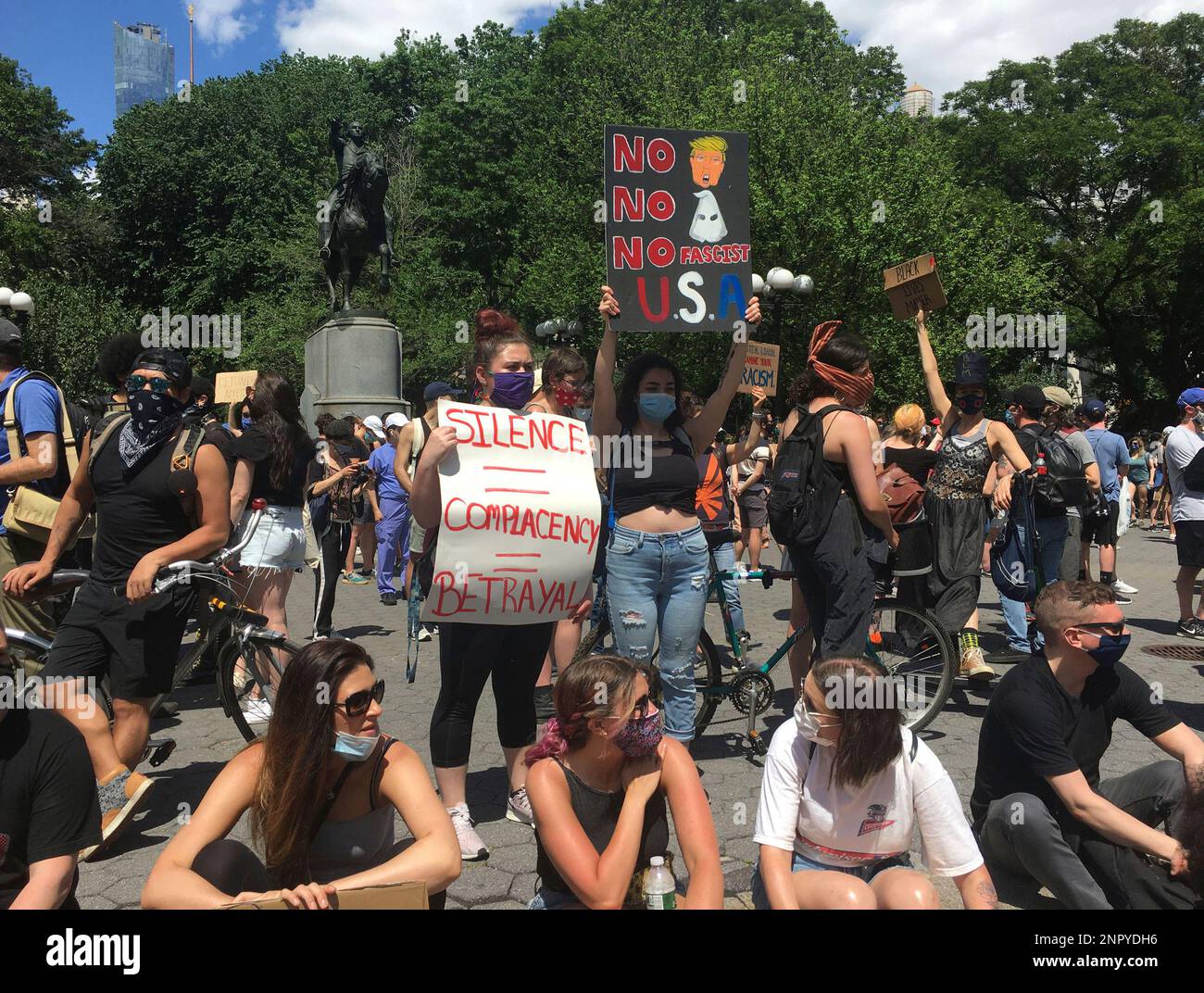 Manhattan Riots Photo by: zz/STRF/STAR MAX/IPx 2020 6/7/20 Demonstrators are seen in ...