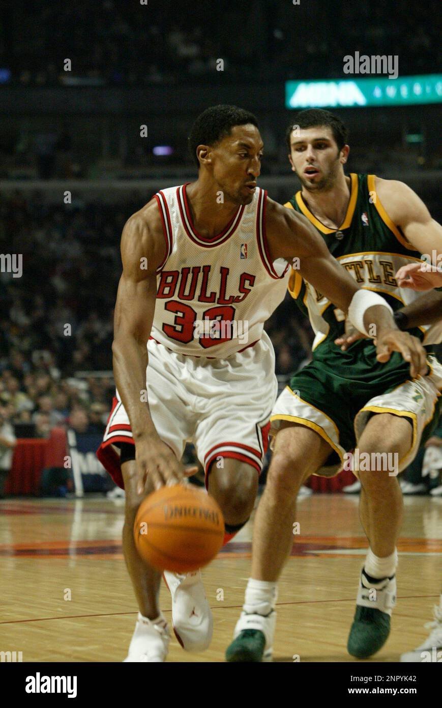 Chicago Bulls forward Scottie Pippen (33) makes a move with the