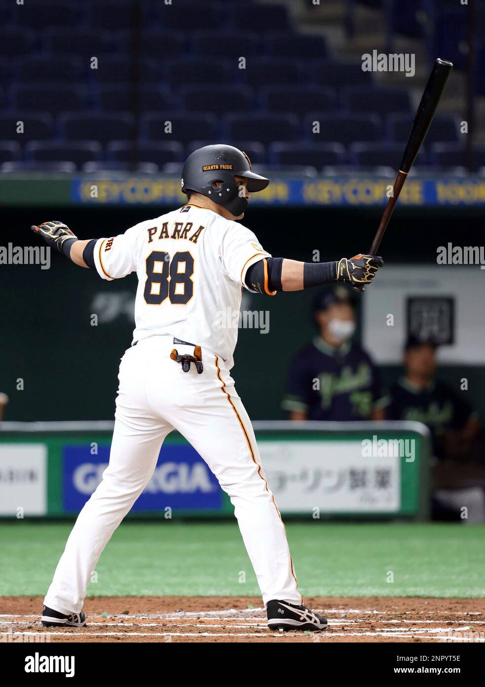 Gerardo Parra of Tokyo Yomiuri Giants prepares before hitting a double during a friendly match against Yakult Swarrows at Tokyo Dome in Tokyo on June 7, 2020