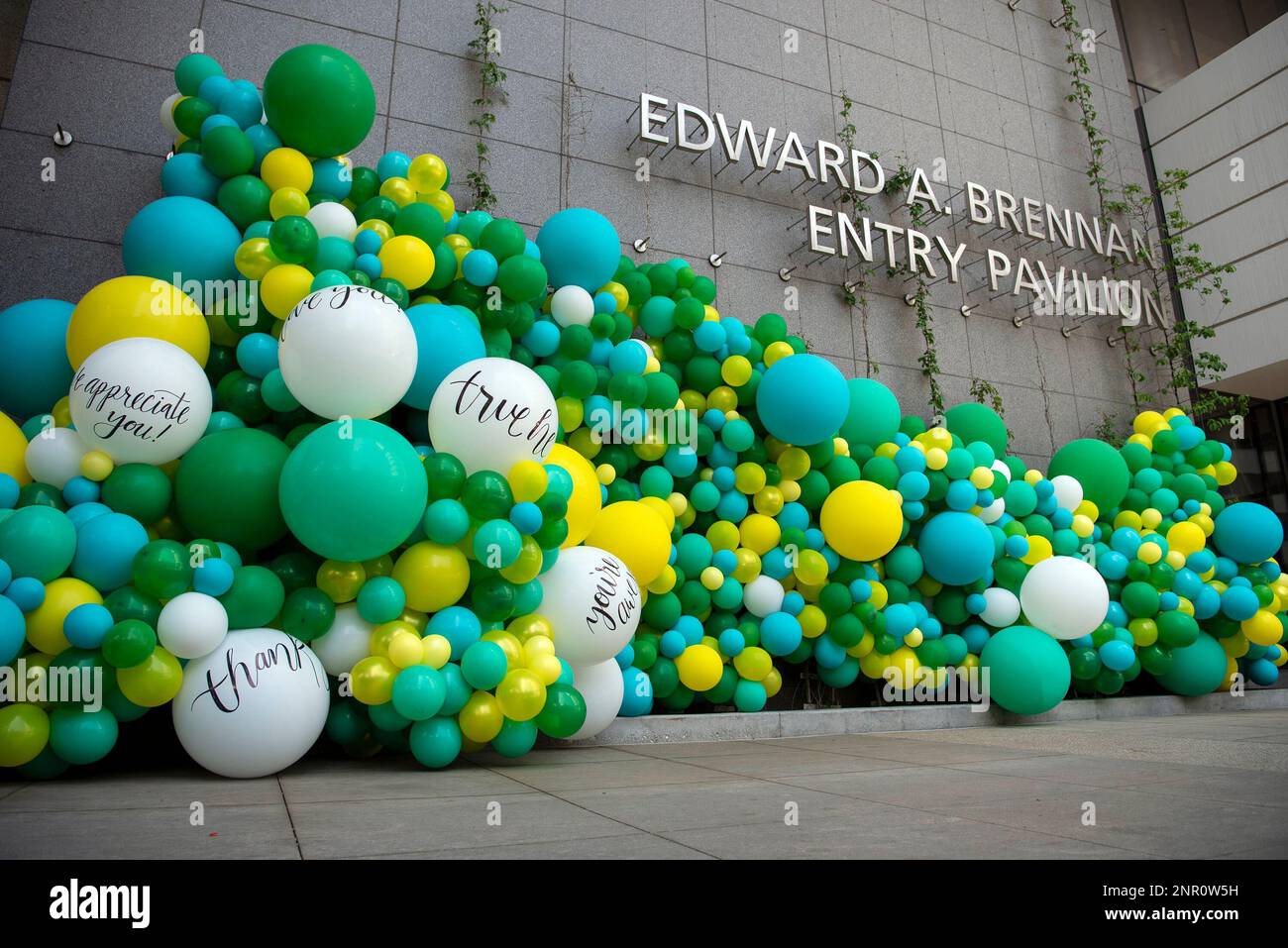 Methode ik luister naar muziek nood Luft Balloon's balloon sculpture is installed near Rush Hospital's entrance, Friday, May 15, 2020, in Chicago. The balloon sculpture was given as a thank you to the essential workers in healthcare. (Tyler Methode ik luister naar muziek nood Luft Balloon's balloon sculpture is installed near Rush Hospital's entrance, Friday, May 15, 2020, in Chicago. The balloon sculpture was given as a thank you to the essential workers in healthcare. (Tyler
