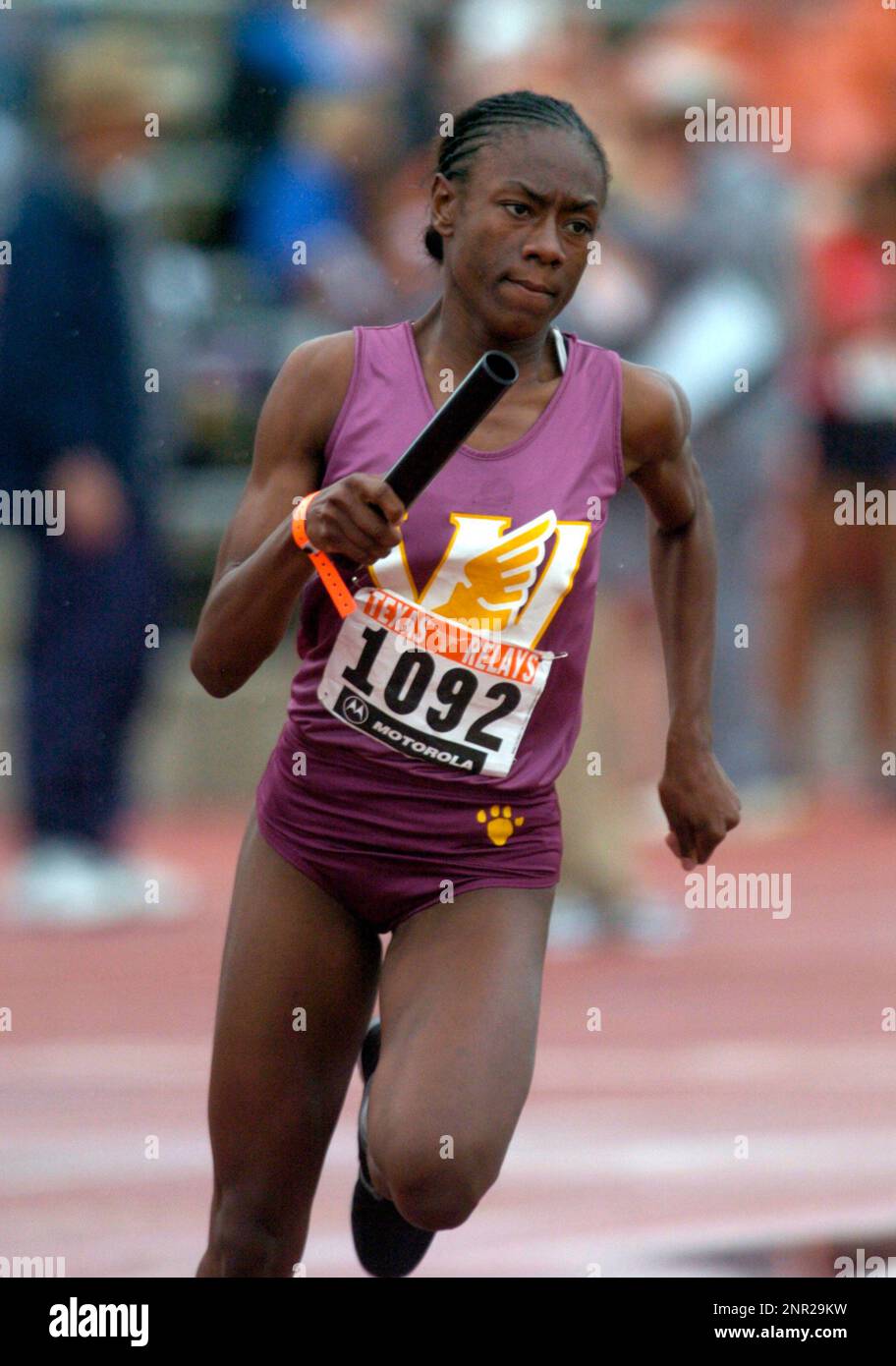 Jasmine Collins runs a leg on Long Beach Wilson's victorious 1,600