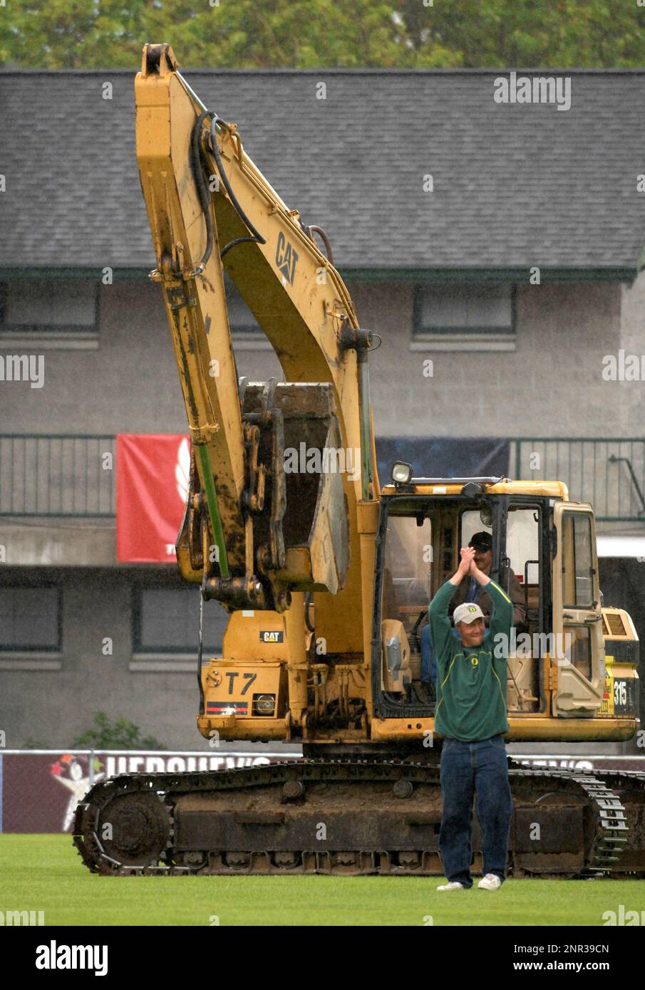 Oregon throws coach Lance Deal applauds during groundbreaking ceremony