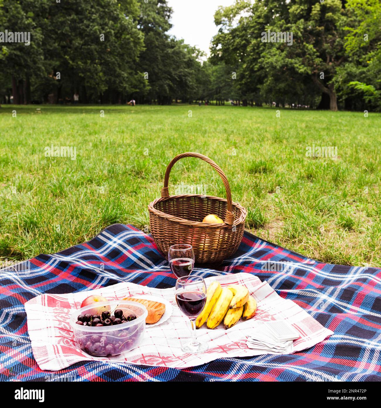 Picnic basket blanket food hi-res stock photography and images - Page 12 -  Alamy