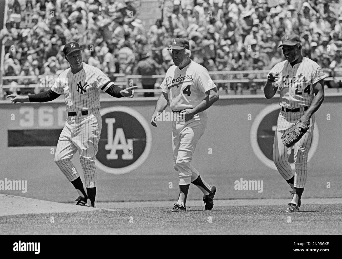 Yankees outfielder Joe DiMaggio (L), Dodgers outfielder Duke Snider (C