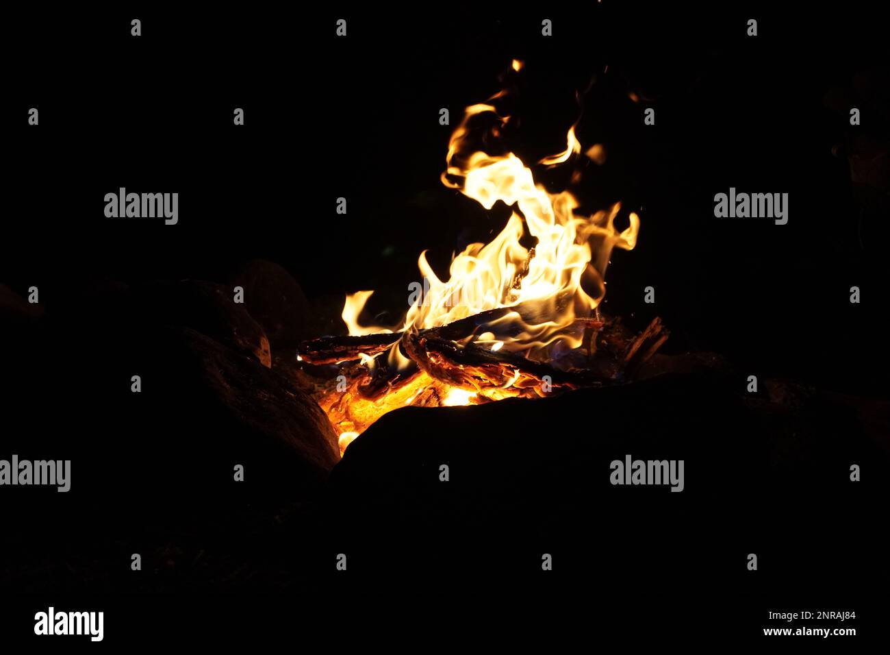 Camp fire flames dance in the night Stock Photo - Alamy
