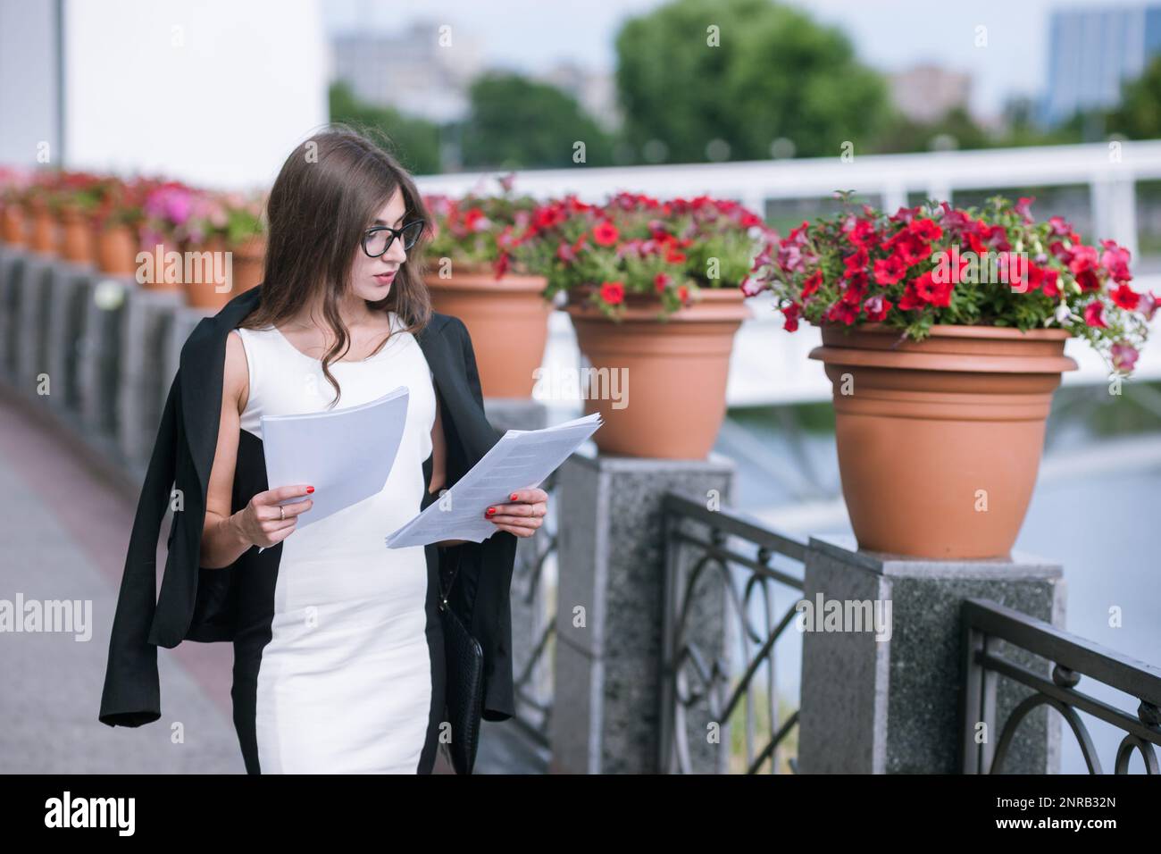 Business woman walk hi-res stock photography and images - Alamy