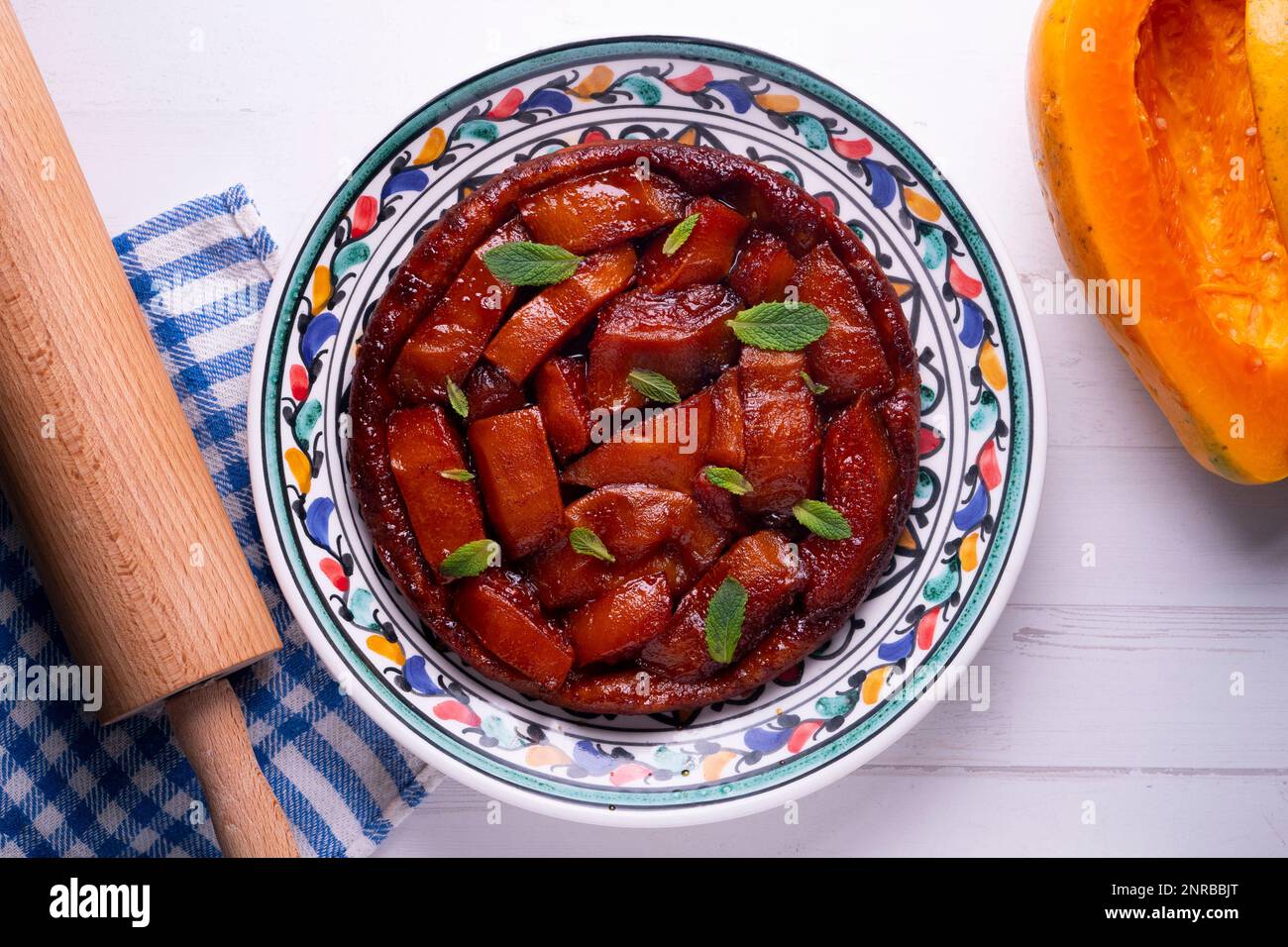 Papaya tarte tatin. Its peculiarity is that it is an upside-down cake, that is, for its preparation the fruit is placed below and the dough on top. Stock Photo