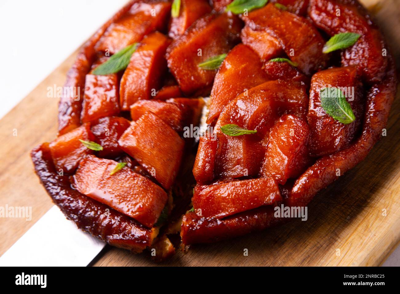 Papaya tarte tatin. Its peculiarity is that it is an upside-down cake, that is, for its preparation the fruit is placed below and the dough on top. Stock Photo