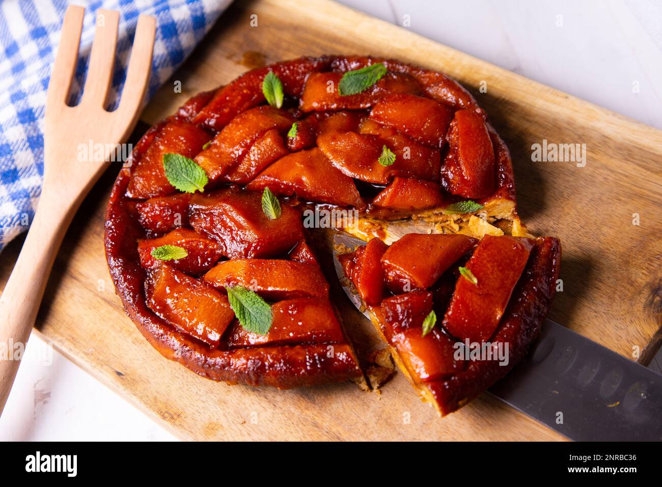 Papaya tarte tatin. Its peculiarity is that it is an upside-down cake, that is, for its preparation the fruit is placed below and the dough on top. Stock Photo