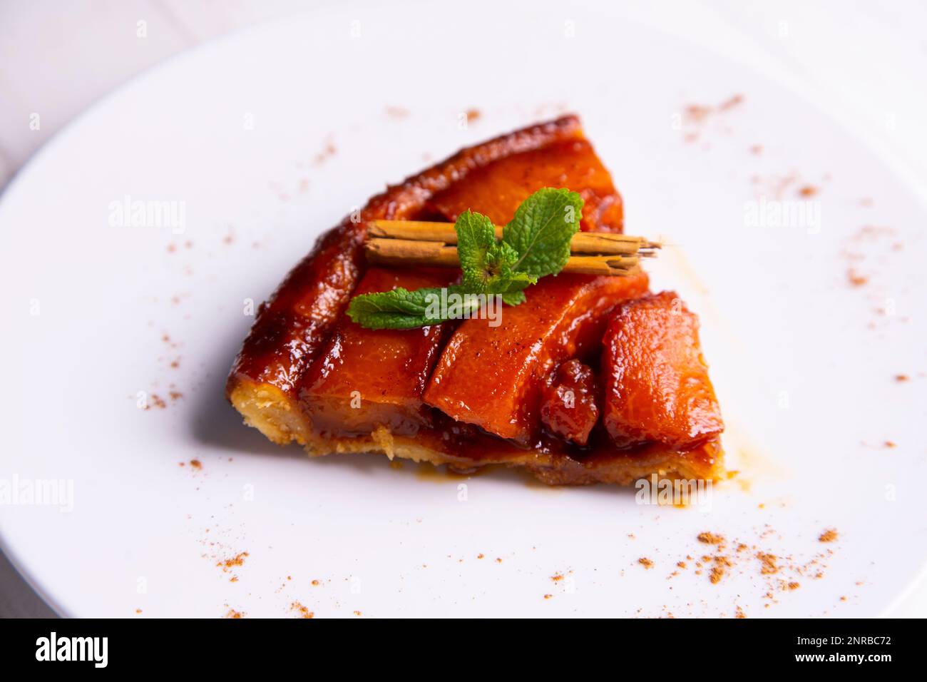 Papaya tarte tatin. Its peculiarity is that it is an upside-down cake, that is, for its preparation the fruit is placed below and the dough on top. Stock Photo