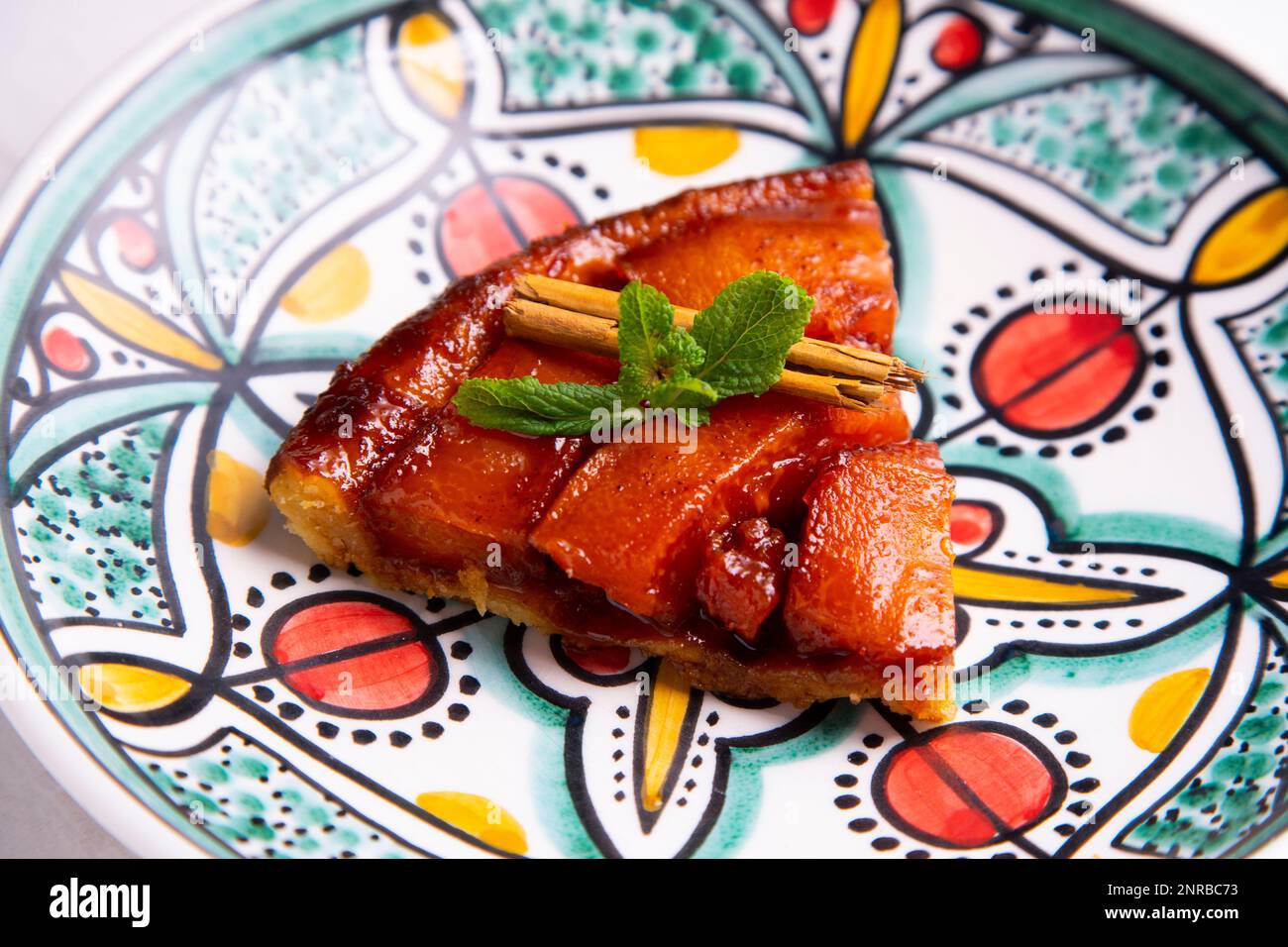 Papaya tarte tatin. Its peculiarity is that it is an upside-down cake, that is, for its preparation the fruit is placed below and the dough on top. Stock Photo