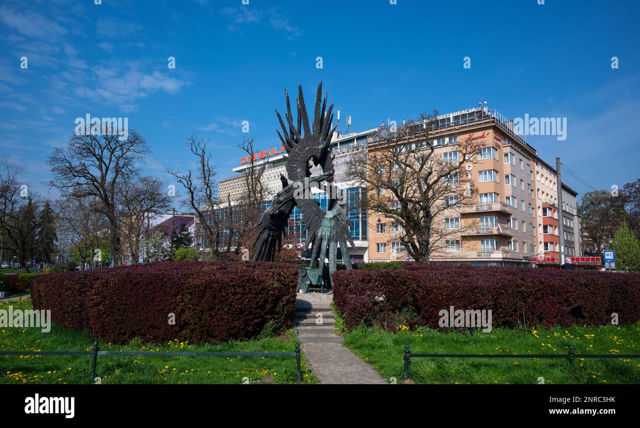 Pomnik Polski Walczącej ,a 1992 sculpture with intertwined bronze birds