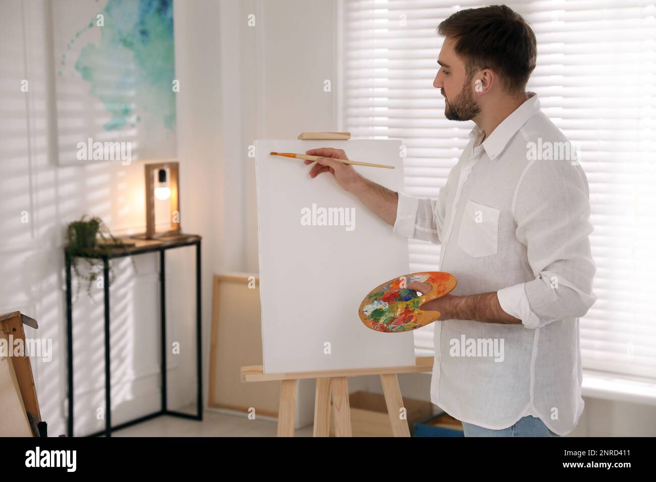 Man painting at easel hi-res stock photography and images - Alamy