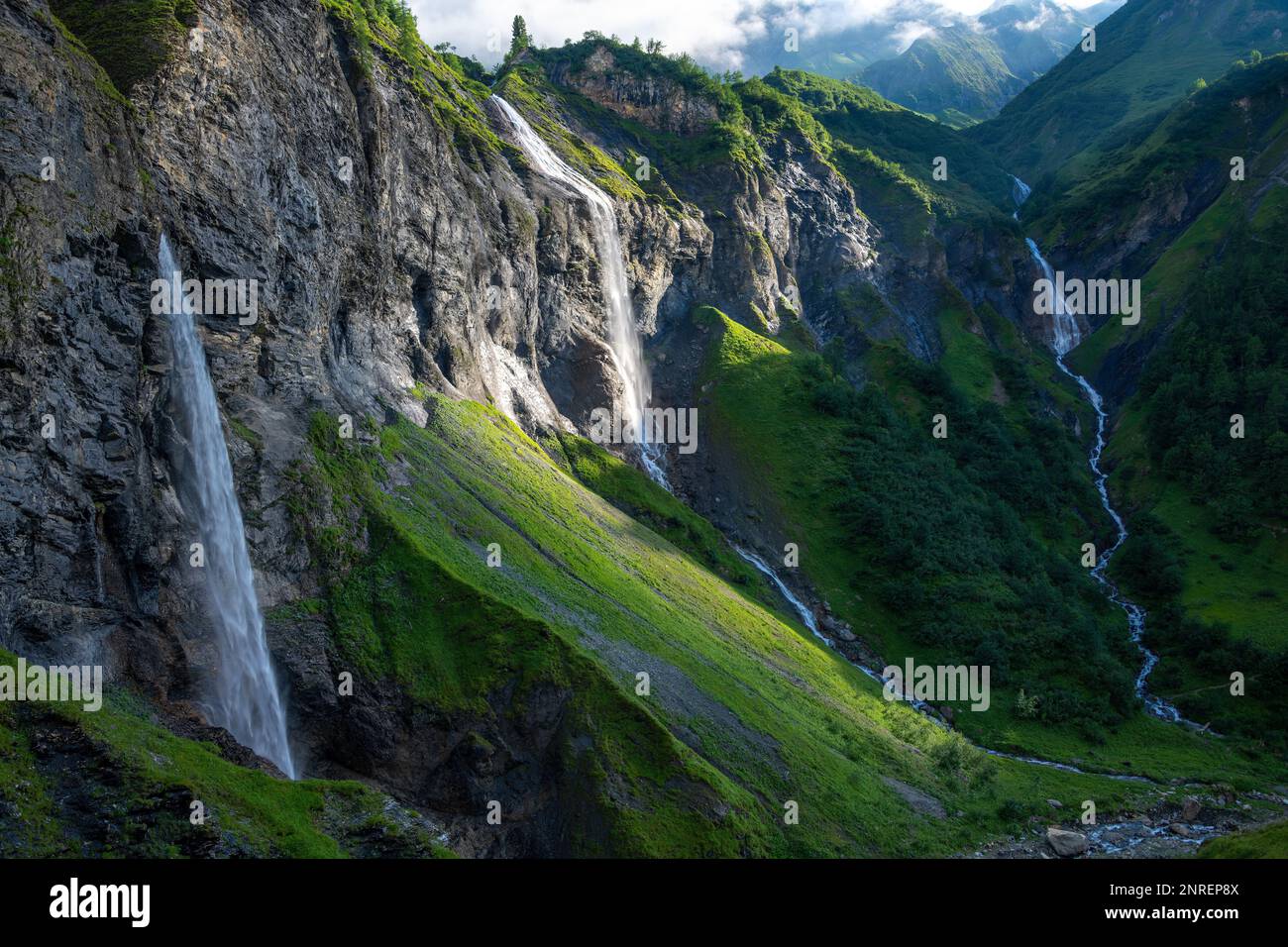 Large waterfalls hi-res stock photography and images - Alamy