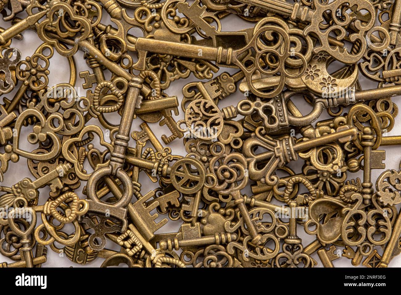 Bronze ornamental keys for clocks and treasure boxes with unique shapes