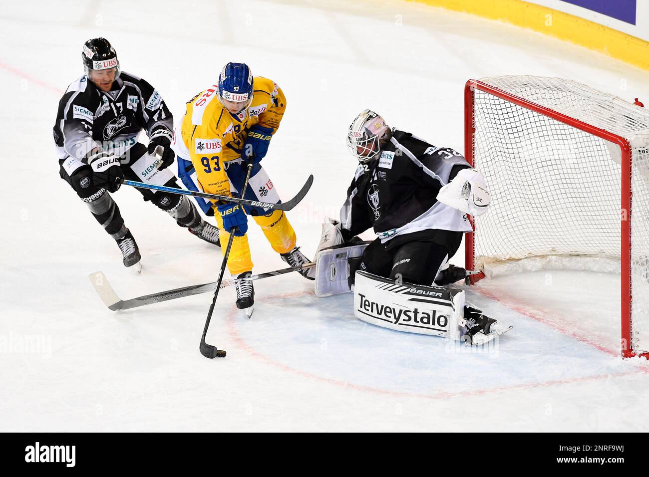Davos Yannick Frehner, center, scores the opening goal during the game between TPS Turku and HC Davos, at the 93th Spengler Cup ice hockey tournament in Davos, Switzerland, Sunday, Dec