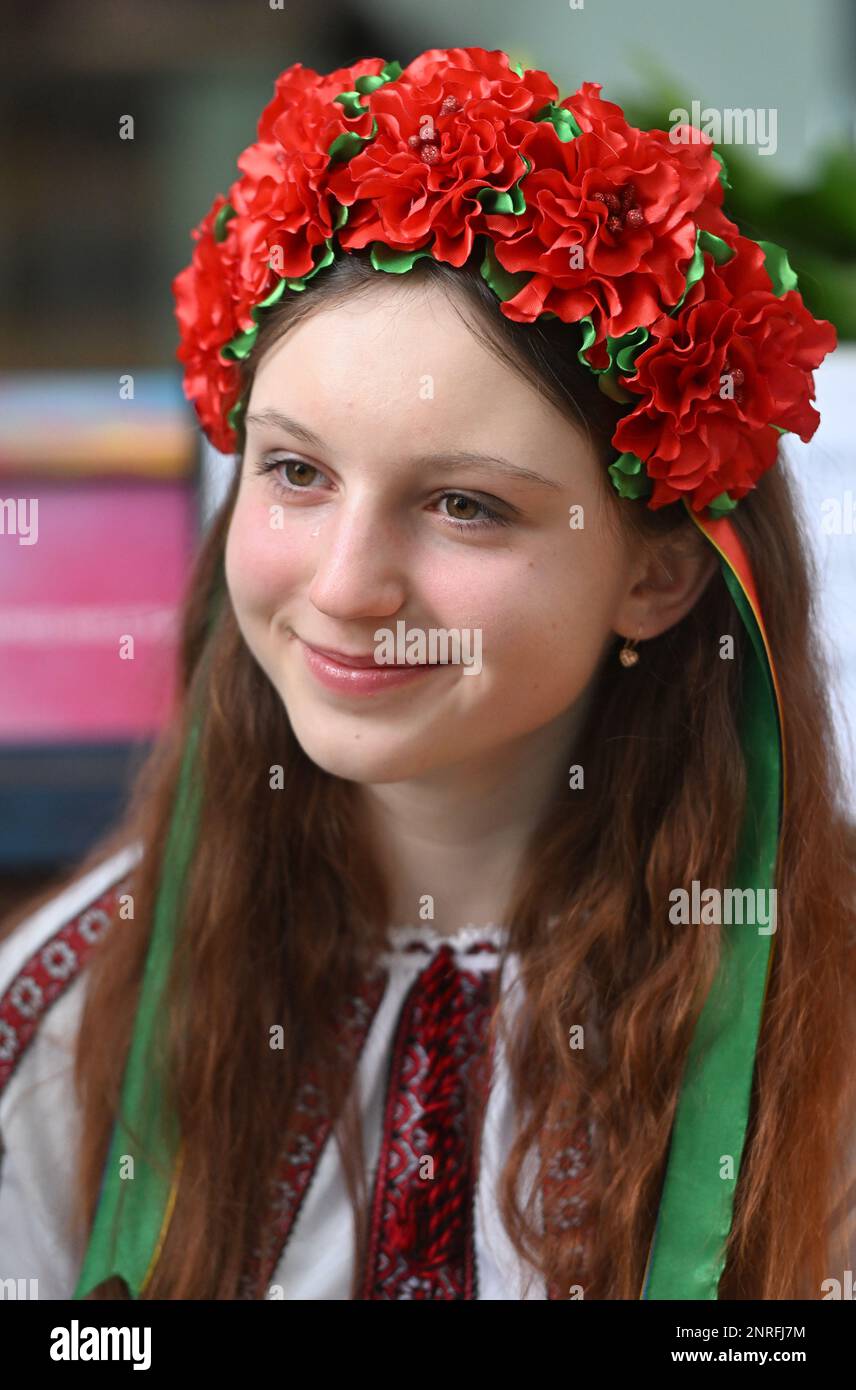 13-year-old Ukrainian refugee Alisa Bushuieva plays the Ukrainian ...