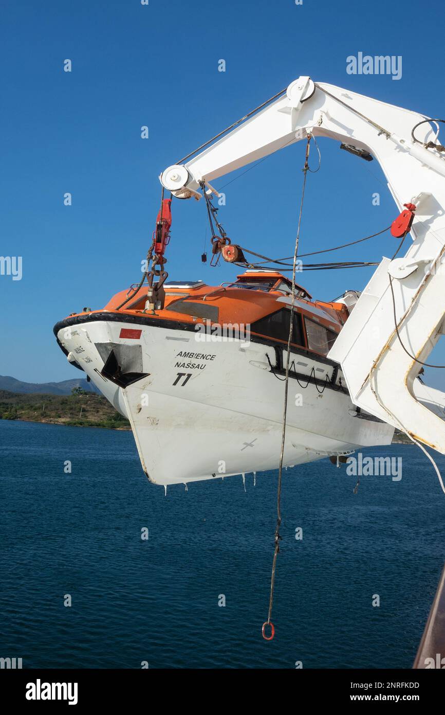 Launching a ship's lifeboat/tender Stock Photo Alamy