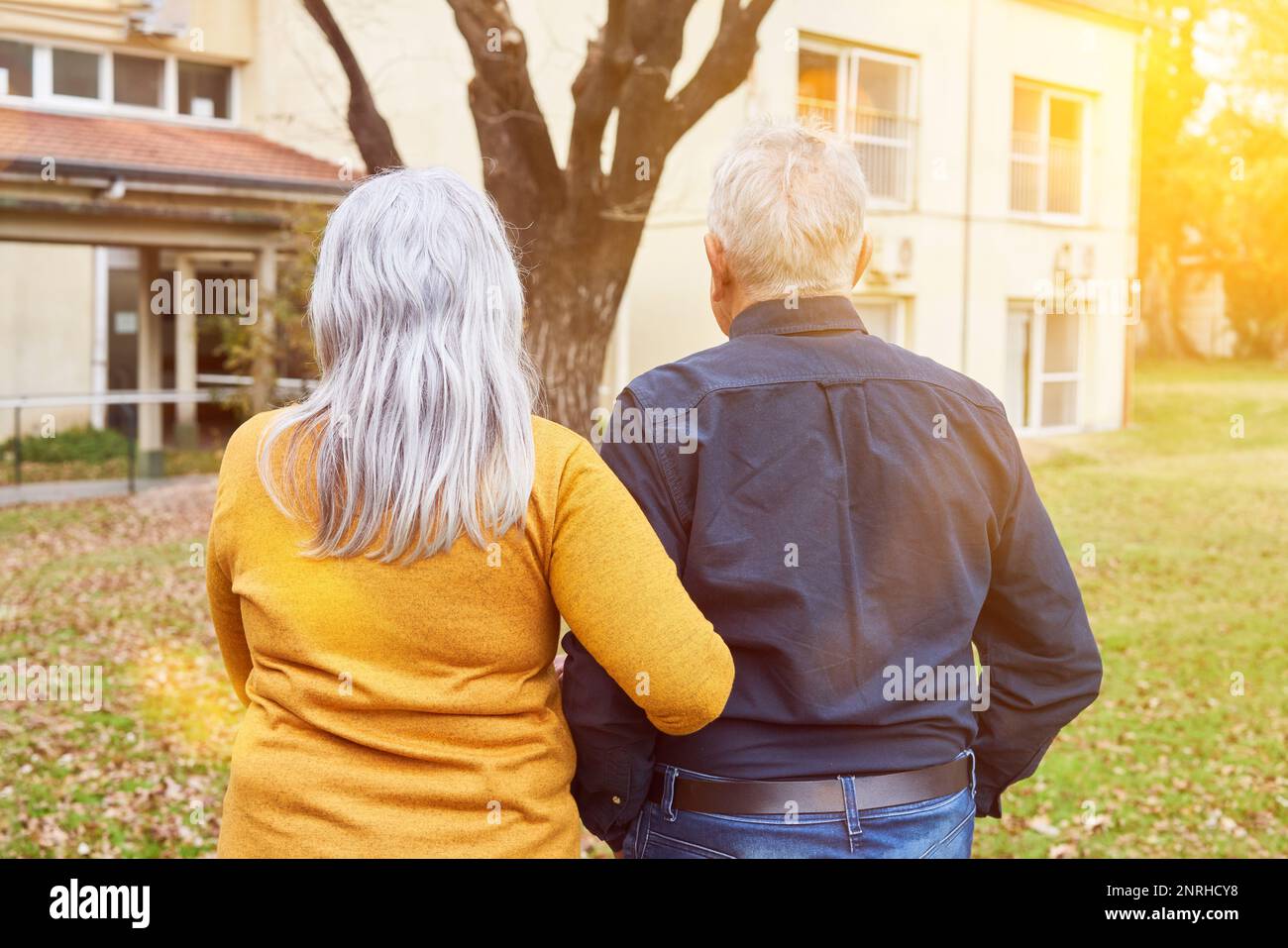 Older couple walking hand hi-res stock photography and images - Alamy