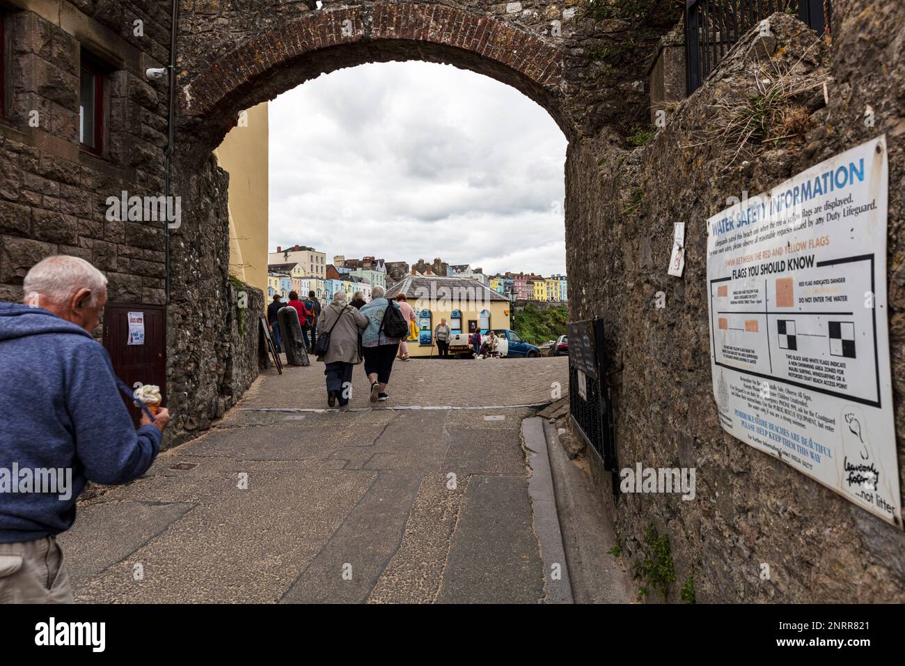 The Tenby town walls are Grade I-listed medieval defensive structures around the town of Tenby in Pembrokeshire. Walled town, town walls, Stock Photo