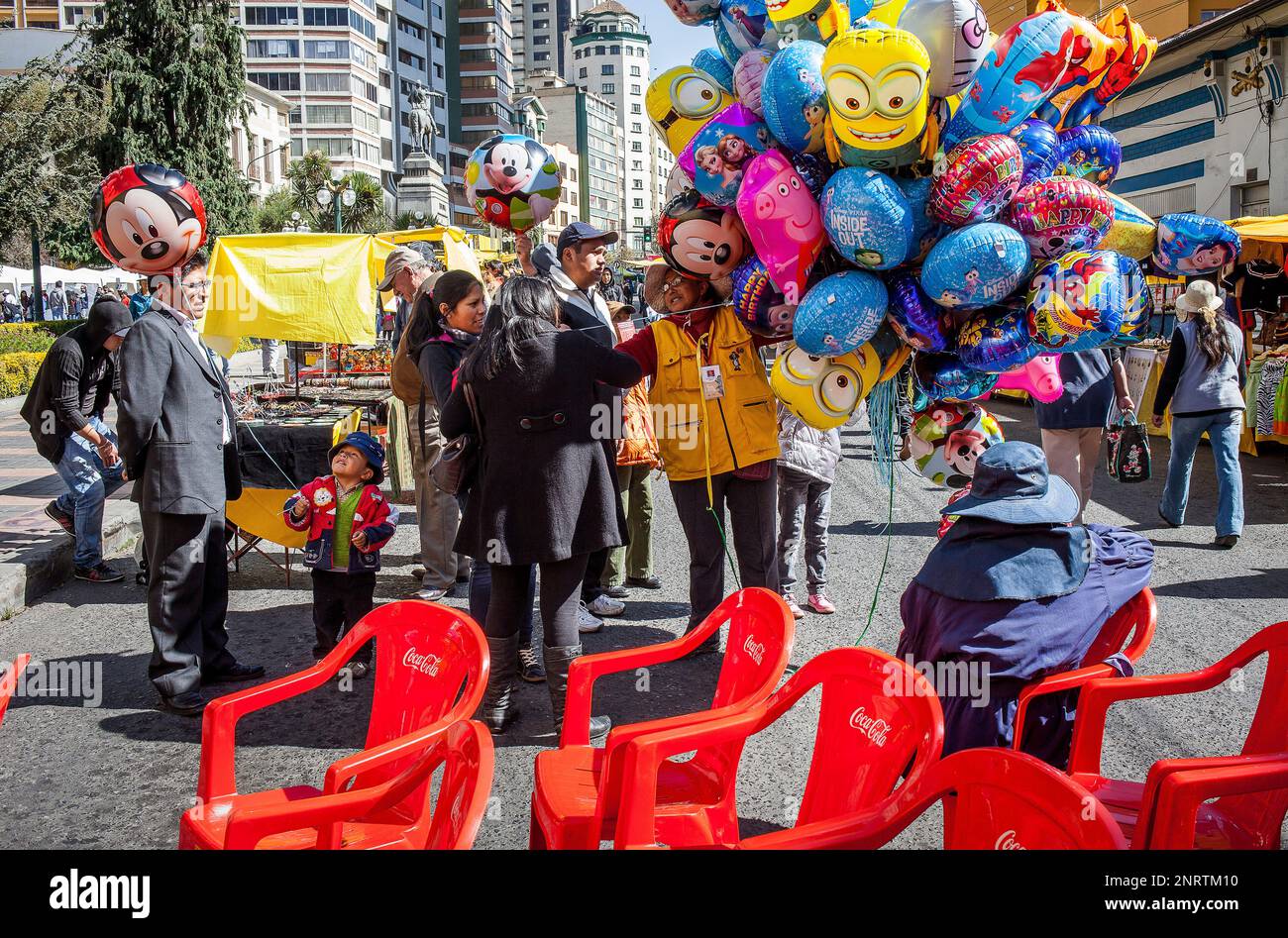 Selling balloons, Sunday in El PRADO, Avenida 16 de agosto, La Paz, Bolivia Stock Photo