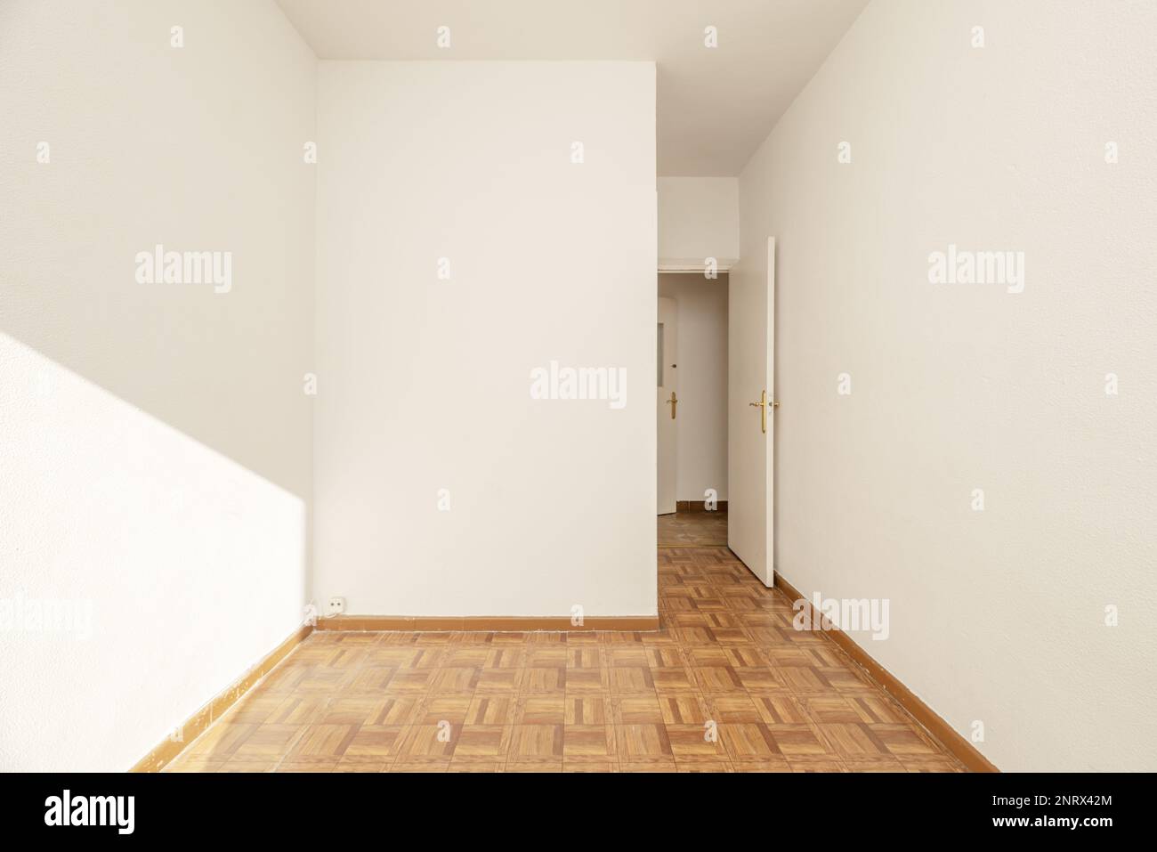 Small empty room with oaklike sintasol flooring, smooth white walls