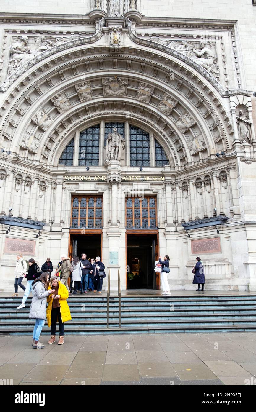 Peope visitors at the entrance front doors of the V&A Victoria and Albert Museum in Knightsbridge West London, England UK    KATHY DEWITT Stock Photo