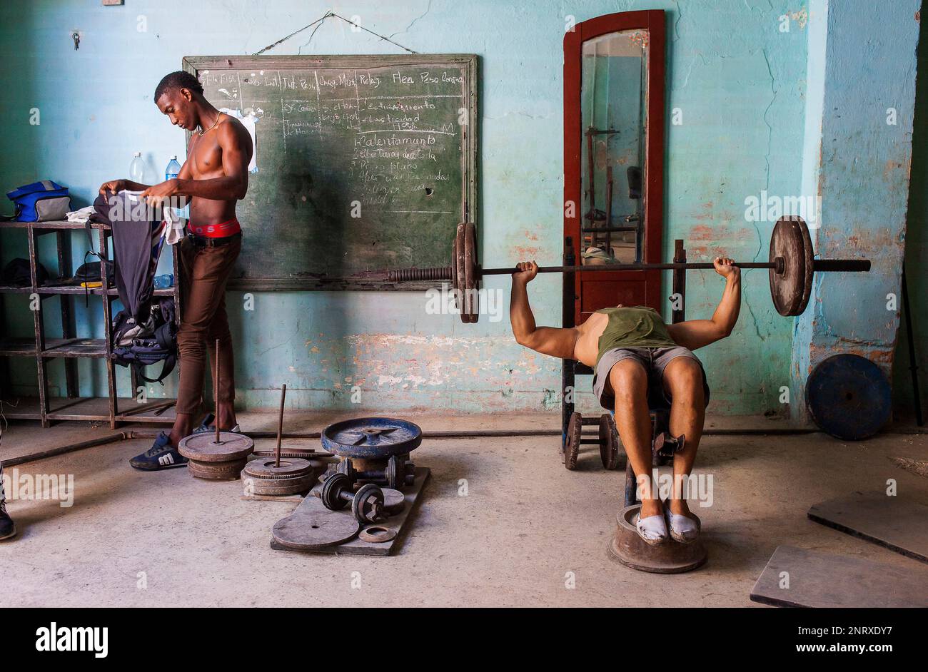 A Cuban men does exercise at a bodybuilding gym, in San Rafael street, Centro Habana, La Habana, Cuba Stock Photo