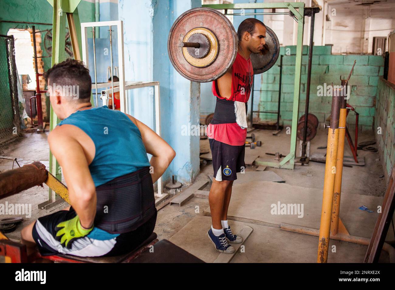 A Cuban men does exercise at a bodybuilding gym, in San Rafael street, Centro Habana, La Habana, Cuba Stock Photo